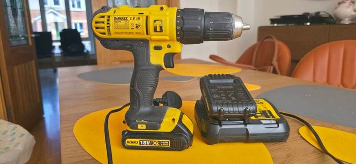 DeWalt 18V Cordless Drill DCD776 plus 2 Batteries and Charger Light Home Use Only