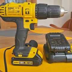 DeWalt 18V Cordless Drill DCD776 plus 2 Batteries and Charger Light Home Use Only