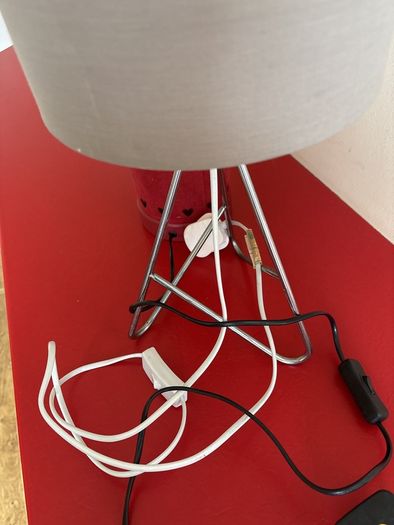 2 table lamps with bulbs