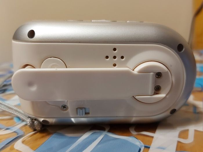 Self Powered Emergency Radio FM/AM Japan, as new.