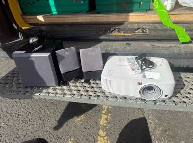 Home Cinema Projector + 2.1 Speakers