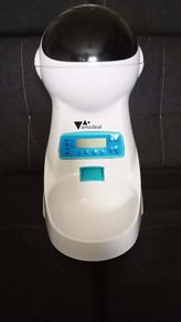 Automatic feeder (dry food) for cat or dog