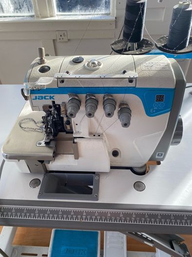 Jack E4 Overlock machine