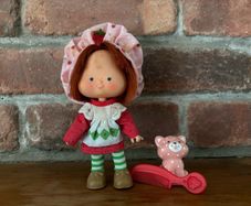 Vintage Strawberry Shortcake doll with her hat, comb and pet.
