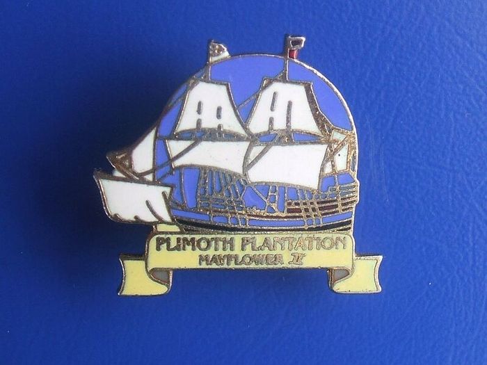 MAYFLOWER II (Plimoth Pilgrims replica ship) - a scarce souvenir/merchandise badge