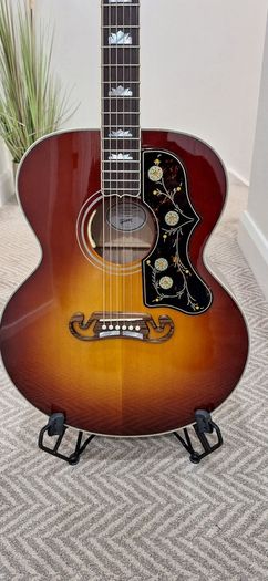 gibson sj200 , gibson les paul , fender stratocaster