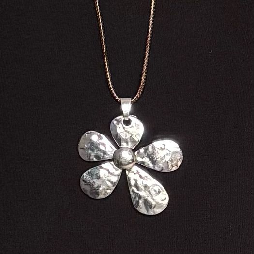 Silver daisy pendant