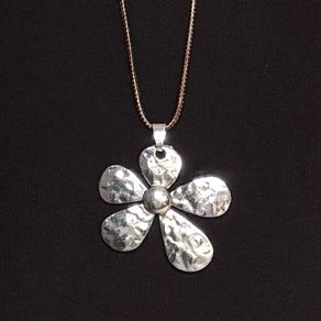 Silver daisy pendant
