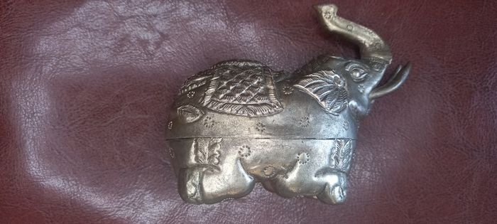 Vintage jewelry is sold individually for 5 to 10 euros