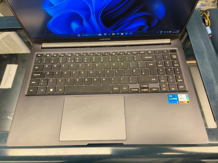 SAMSUNG Galaxy Book2 Laptop, Ultrafino, 15.6 inch FHD LED, 12th Gen Intel Core i5, Intel Iris Xe, RAM 8GB , 256GB NVMe SSD, Windows 11 Home