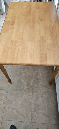 Kitchen table great condition 80 euro or open to offers