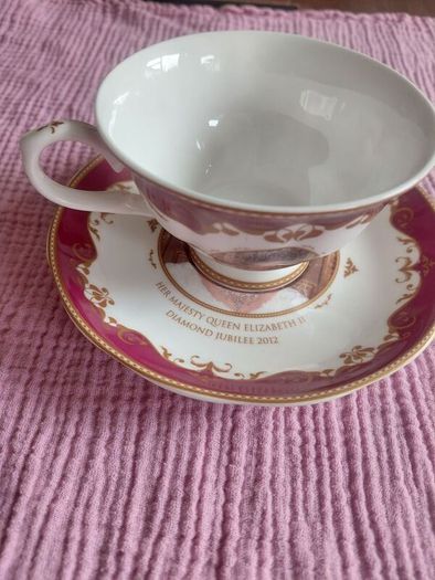 Queen Elizabeth II The Royal Crest, Tea & Saucer Set