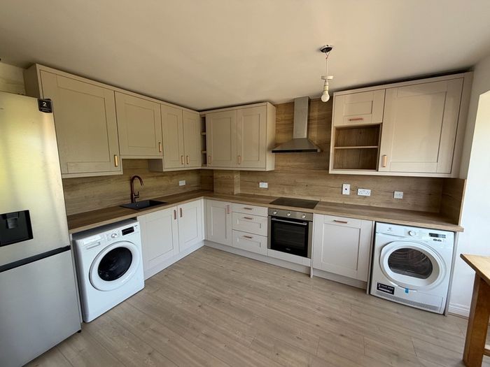 Carpenter Handyman kitchen fitter Flat pack specialist