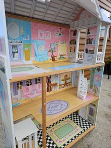 Beautiful dolls house. In very good condition. Available immediately