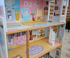 Beautiful dolls house. In very good condition. Available immediately