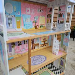Beautiful dolls house. In very good condition. Available immediately