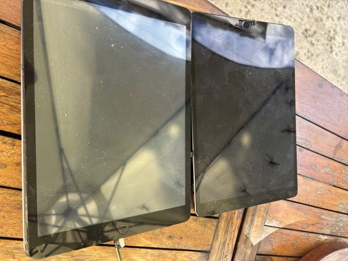 Broken Ipad for parts x2