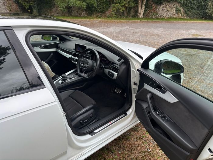 2019 Audi A4 Quattro (LOW KMS)
