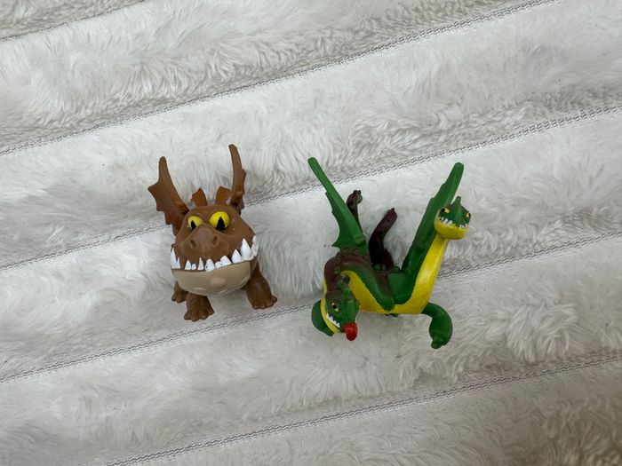 Mystery Dragon Series 1 mini Spin Master Dreamworks Dragons Barf and Belch and Meatlug  approx. 5 cm. damaged boxes Please see photos