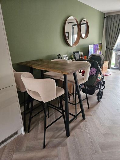 Breakfast bar and 4 chairs