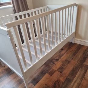 Childs cot - Great condition