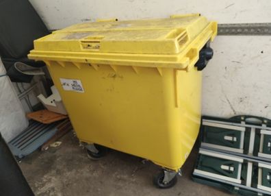 wheelie bin