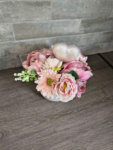 Artificial flower arrangement/pot