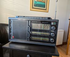Grundig Satellit 2000 - 21 Band Vintage Radio