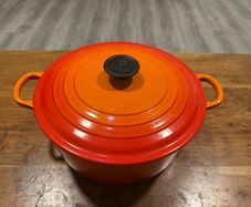 Le Creuset 26cm Cast Iron Casserole Dutch Oven Volcanic
