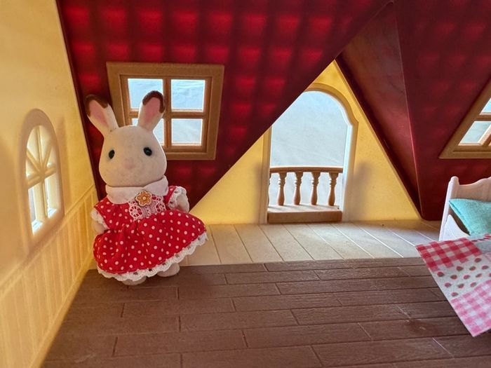 Sylvanian Families Red Roof Cosy Cottage Starter Home with Furniture & Figure