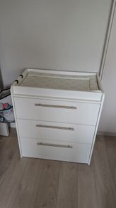 Changing table + mat and nappy caddy
