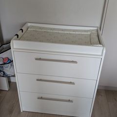 Changing table + mat and nappy caddy