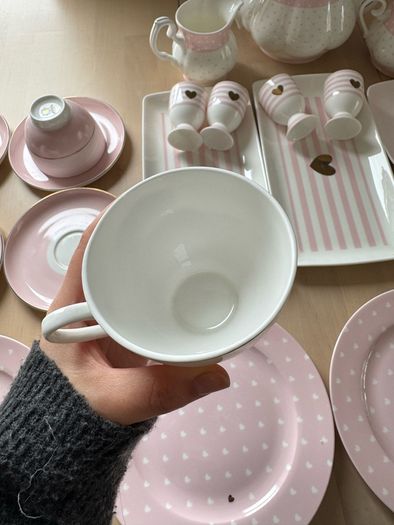 Royal Victoria Vintage Tea Set for breakfast/tea time