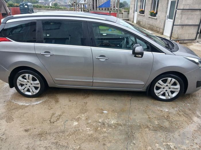 Peugeot 5008 2015.