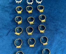 Collection of adjustable rings - gold and silver tone