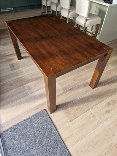 Dining Room Table & 6 Chairs