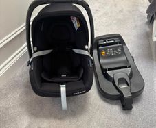 Maxi Cosi Cabriofix with x 2 isofix base