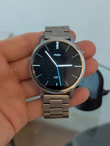 Motorola Moto 360 1st Gen Smartwatch + Original Wireless Charging Dock