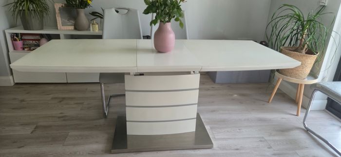 Extendable dining table