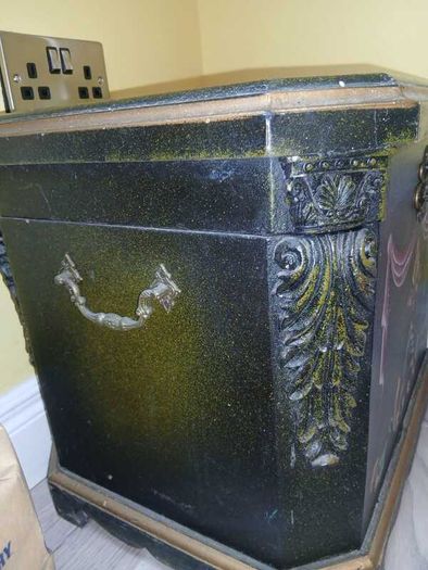 Antique-Style Hand-Painted Wooden Blanket Box Chest / Trunk