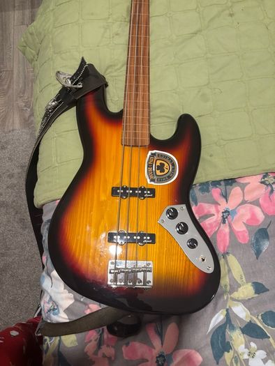 harley benton  fretless delux series 4 string