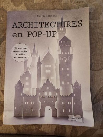 Architectures En Pop-up. 24 Cartes Detachables A Mettre En Volume. Large Volume Paperback  In Good Condition.