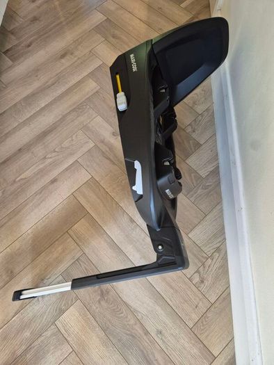 Maxi Cosi Pearl Pro 2 Car Seat and Family Fix 3 isofix base