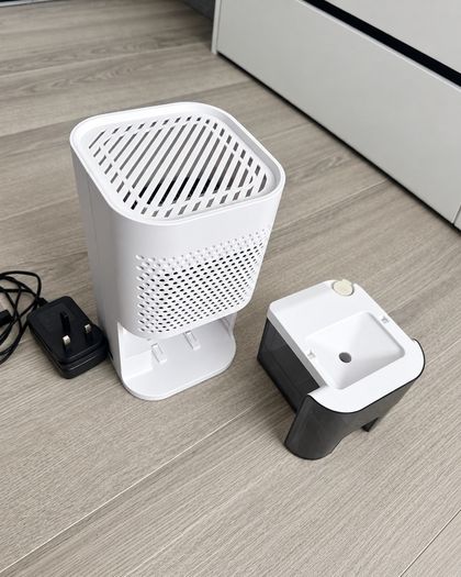 Compact electric mini dehumidifier