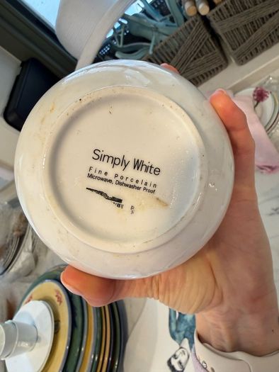 Crockery: plates, bowls etc.