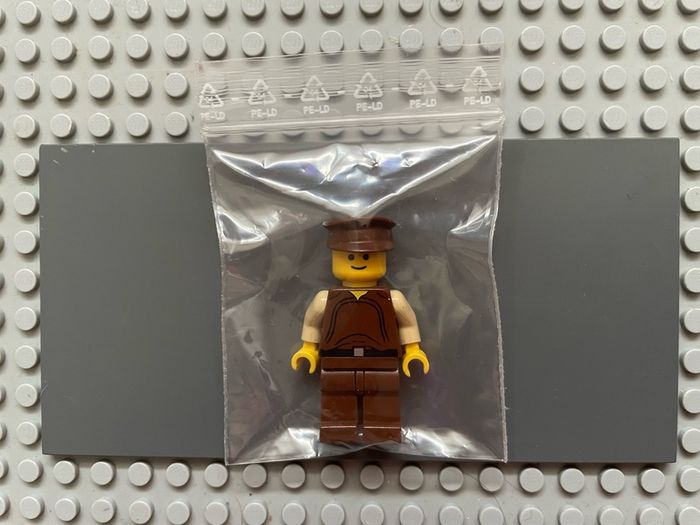 lego Star Wars sw0022 Naboo Security Officer minifigure - Brown Uniform, Yellow Head, Police Hat