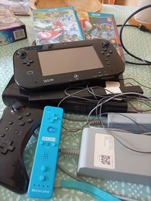 Nintendo Wii U 32GB Premium Console Bundle + Mario Kart 8 & Pro Controller
