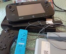 Nintendo Wii U 32GB Premium Console Bundle + Mario Kart 8 & Pro Controller