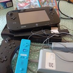Nintendo Wii U 32GB Premium Console Bundle + Mario Kart 8 & Pro Controller
