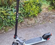 Kruz Electric Scooter - Excellent Condition (Brand New Solid Tyre Installed)